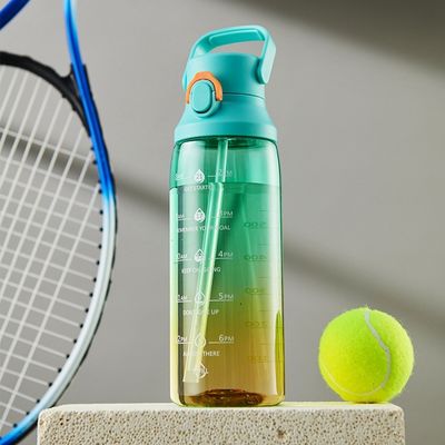 Bouteille d'eau à grande capacité avec poignée et paille pour les sports de plein air 750 ml