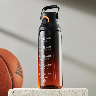 Bouteille d'eau à grande capacité avec poignée et paille pour les sports de plein air 750 ml