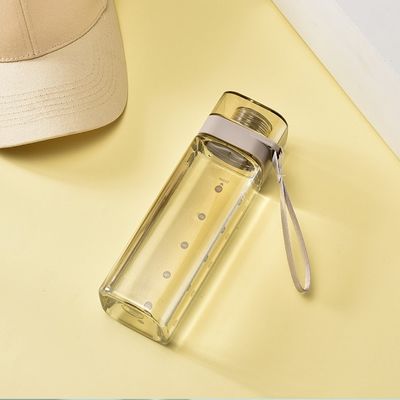 Bouteille d'eau à bouche carrée en plastique colorée avec couvercle et câble de poignée étanches