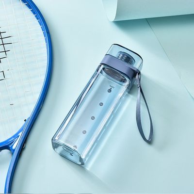 Bouteille d'eau à bouche carrée en plastique colorée avec couvercle et câble de poignée étanches