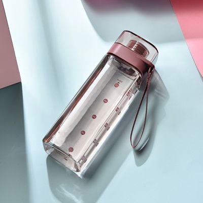 Bouteille d'eau à bouche carrée en plastique colorée avec couvercle et câble de poignée étanches