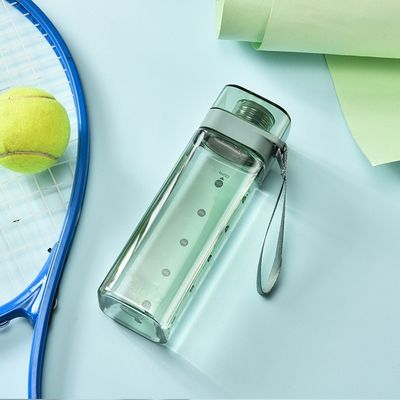 Bouteille d'eau à bouche carrée en plastique colorée avec couvercle et câble de poignée étanches
