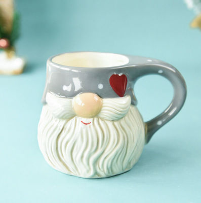 Une tasse en céramique de Noël personnalisée avec un design 3D de style dessin animé et une couleur personnalisée