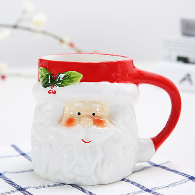 Une tasse en céramique de Noël personnalisée avec un design 3D de style dessin animé et une couleur personnalisée