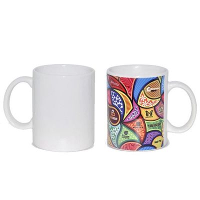 Une tasse de café blanc en céramique sur mesure avec un cadeau portable