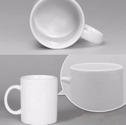 Une tasse de café blanc en céramique sur mesure avec un cadeau portable