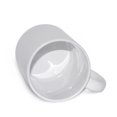Une tasse de café blanc en céramique sur mesure avec un cadeau portable