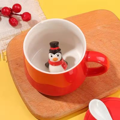 Tasse de café en céramique personnalisée de 350 ml avec couvercle et poignée dans un design minimaliste pour les fêtes