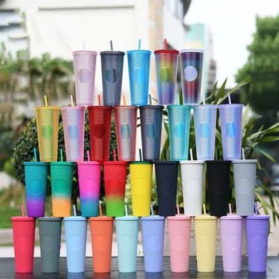 Une tasse de mode de design moderne avec une double paroi imperméable et de la paille