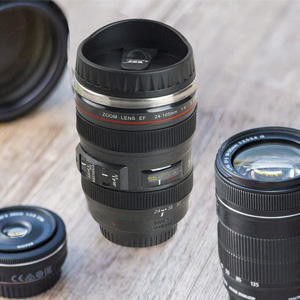 Un appareil photo rotatif isolé unique de 400 ml en forme de tasse de café pour le thé