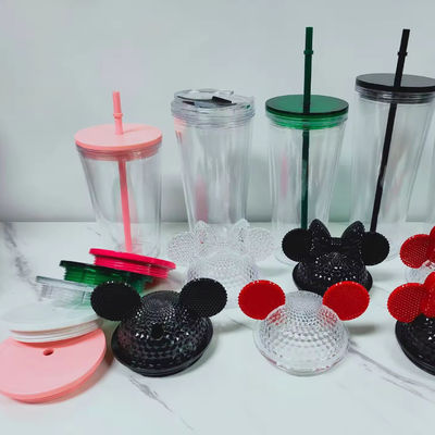 Une tasse de sport étudiante avec couvercle et paille