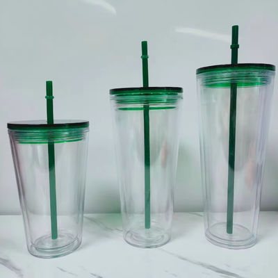 Une tasse de sport étudiante avec couvercle et paille