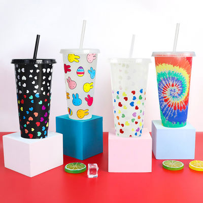 Une tasse de café en plastique sans BPA, une bouteille d'eau froide avec couvercle et paille.