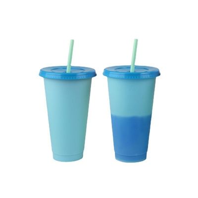 Une tasse de café en plastique sans BPA, une bouteille d'eau froide avec couvercle et paille.