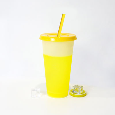 Une tasse de café en plastique sans BPA, une bouteille d'eau froide avec couvercle et paille.