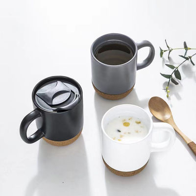 Tasses de café en céramique avec une base en liège isolé, conception Nordique mat noir sur mesure