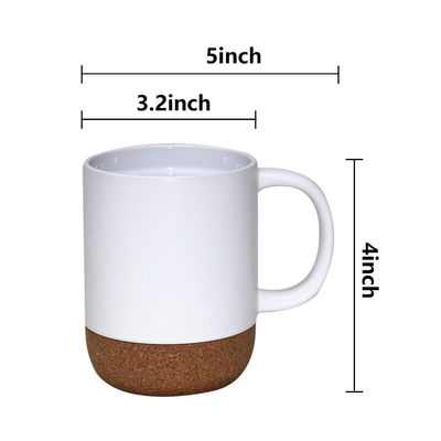 Tasses de café en céramique avec une base en liège isolé, conception Nordique mat noir sur mesure