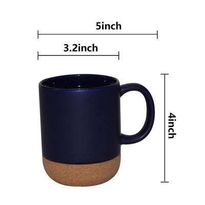 Tasses de café en céramique avec une base en liège isolé, conception Nordique mat noir sur mesure
