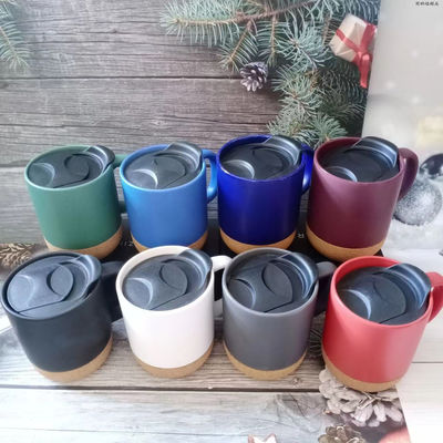 Tasses de café en céramique avec une base en liège isolé, conception Nordique mat noir sur mesure