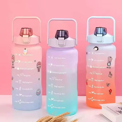 Bouteille en plastique de fitness 2L Portable imperméable au gel Gradient Cap de ressort Capacité de ligne Bouteille de shaker Couleur personnalisée