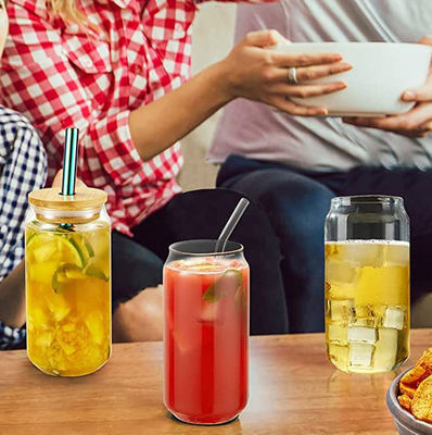 Une tasse en verre de 16 oz avec un couvercle en bambou pour la crème glacée, du thé, du café, du soda, de la bière.