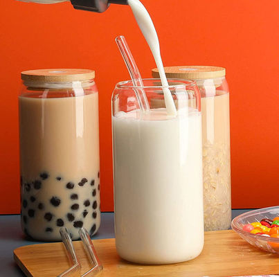 Une tasse en verre de 16 oz avec un couvercle en bambou pour la crème glacée, du thé, du café, du soda, de la bière.