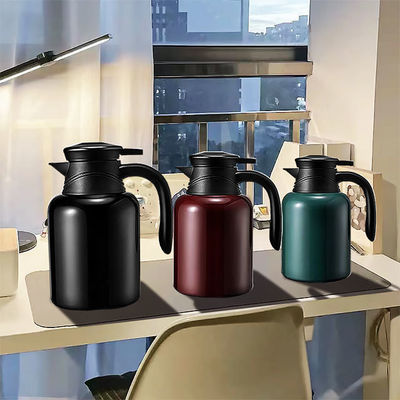 Bouilloire chaude noire compacte et pratique de 1500 ml pour une isolation à long terme