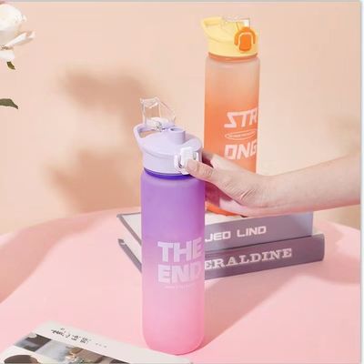 Améliorez votre équipement de gym avec notre bouteille d'eau de sport en plastique de 1 litre, étanche et durable