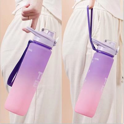 Améliorez votre équipement de gym avec notre bouteille d'eau de sport en plastique de 1 litre, étanche et durable