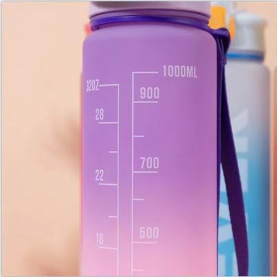Améliorez votre équipement de gym avec notre bouteille d'eau de sport en plastique de 1 litre, étanche et durable