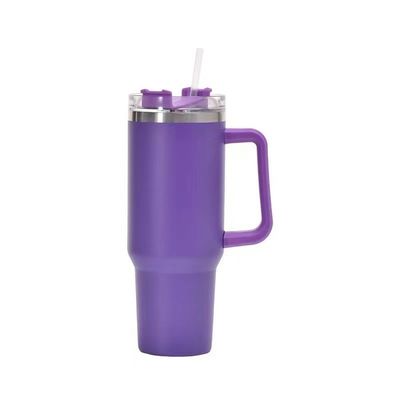 Une tasse de café en acier inoxydable 20 oz isolée avec paille et logo personnalisé