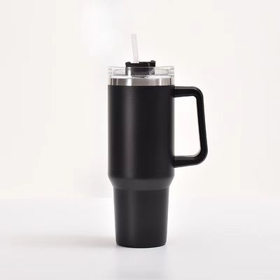 Une tasse de café en acier inoxydable 20 oz isolée avec paille et logo personnalisé