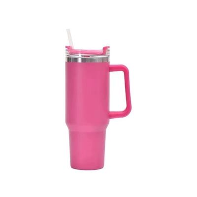 Une tasse de café en acier inoxydable 20 oz isolée avec paille et logo personnalisé