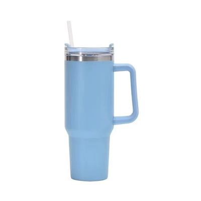 Une tasse de café en acier inoxydable 20 oz isolée avec paille et logo personnalisé