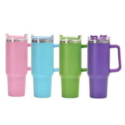 Une tasse de café en acier inoxydable 20 oz isolée avec paille et logo personnalisé