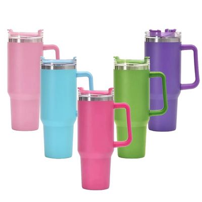 Une tasse de café en acier inoxydable 20 oz isolée avec paille et logo personnalisé