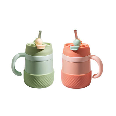 Emportez vos boissons n'importe où avec une tasse à vide en acier inoxydable et un couvercle pliable