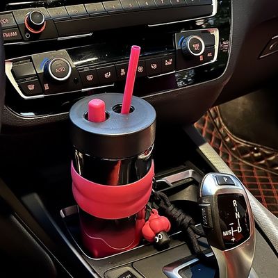 Applicable les gens tous Gardez votre café chaud et vos mains libres avec ce Tumbler