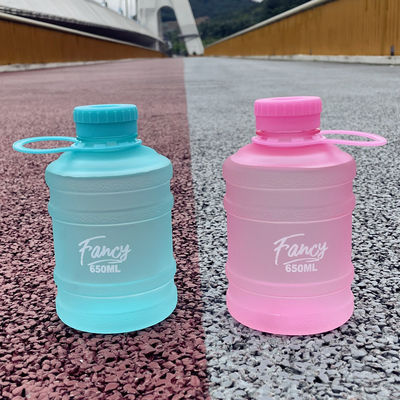 680 ml de tasse de boisson en plastique portable de grande capacité pour les étudiants sportifs en plein air