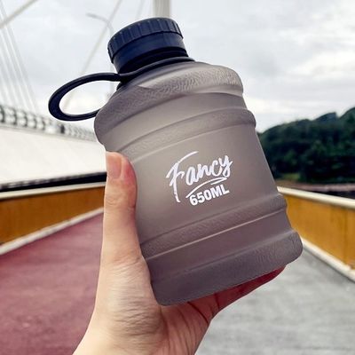 680 ml de tasse de boisson en plastique portable de grande capacité pour les étudiants sportifs en plein air