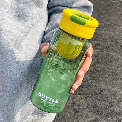 Bouteille d'eau en plastique en PP de 650 ml de design contemporain avec logo personnalisé et séparateur de thé