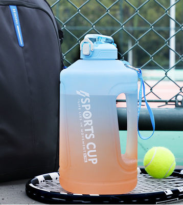 Sports en plein air et fitness couleur dégradée PP Bouteille d'eau en plastique avec grande capacité