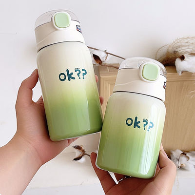 Une tasse d'étudiant à vide avec paille et performance thermique