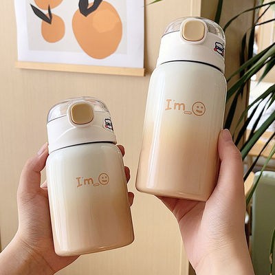 Une tasse d'étudiant à vide avec paille et performance thermique