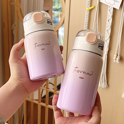 Une tasse d'étudiant à vide avec paille et performance thermique
