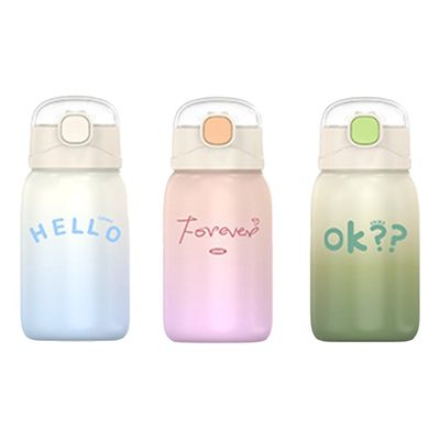 Une tasse d'étudiant à vide avec paille et performance thermique