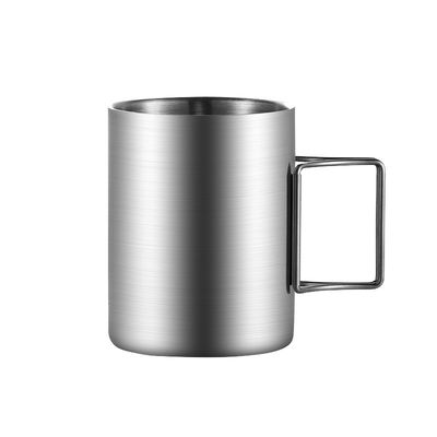 Une simple tasse d'eau portable en acier inoxydable à large bouche et un design minimaliste