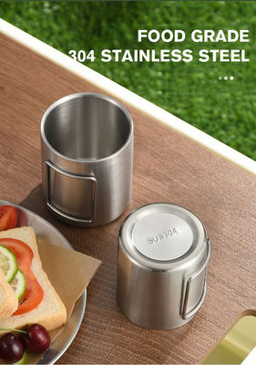 Une simple tasse d'eau portable en acier inoxydable à large bouche et un design minimaliste