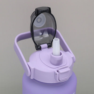 Bouteille d'eau en plastique de 2 litres pour le sport en plein air avec ligne de capacité et revêtement anticorrosion