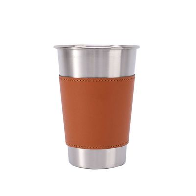 Une tasse de voyage en bière en acier inoxydable à paroi unique avec logo personnalisé et couvercle en cuir brun
